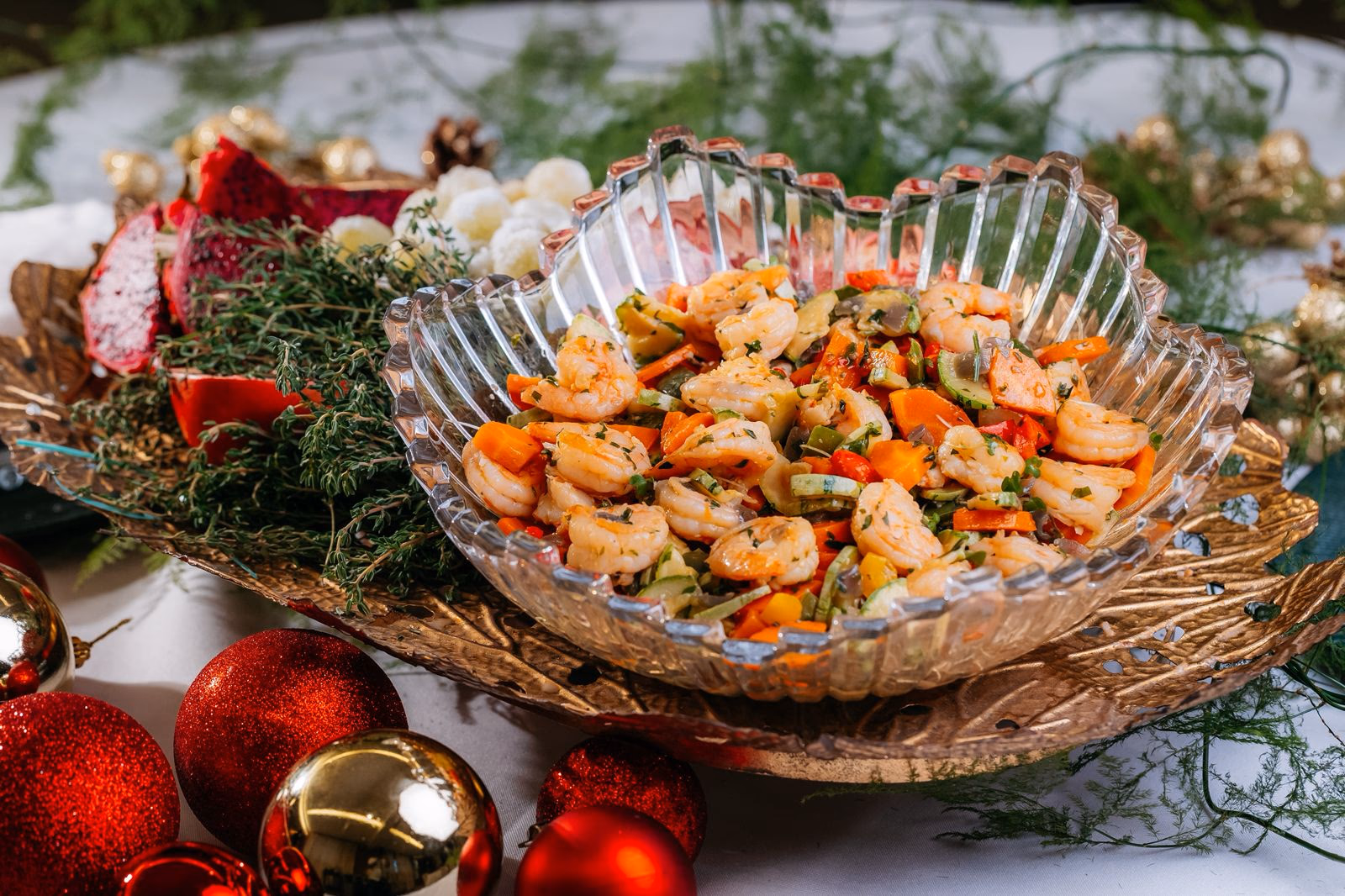 Salada de Legumes Nobres com Camarões Grelhados e Ervas Frescas