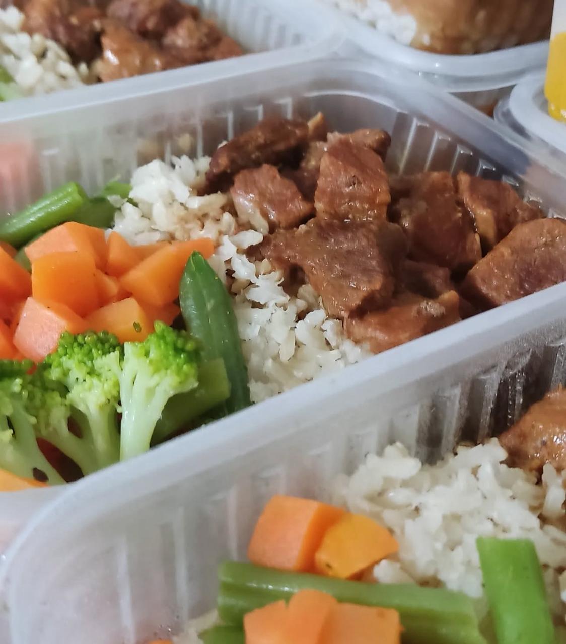 Picadinho de carne com legumes e arroz