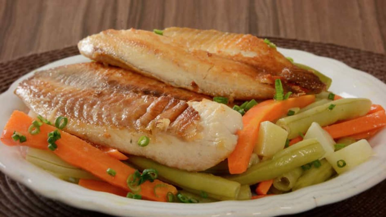 Tilápia grelhada com legumes