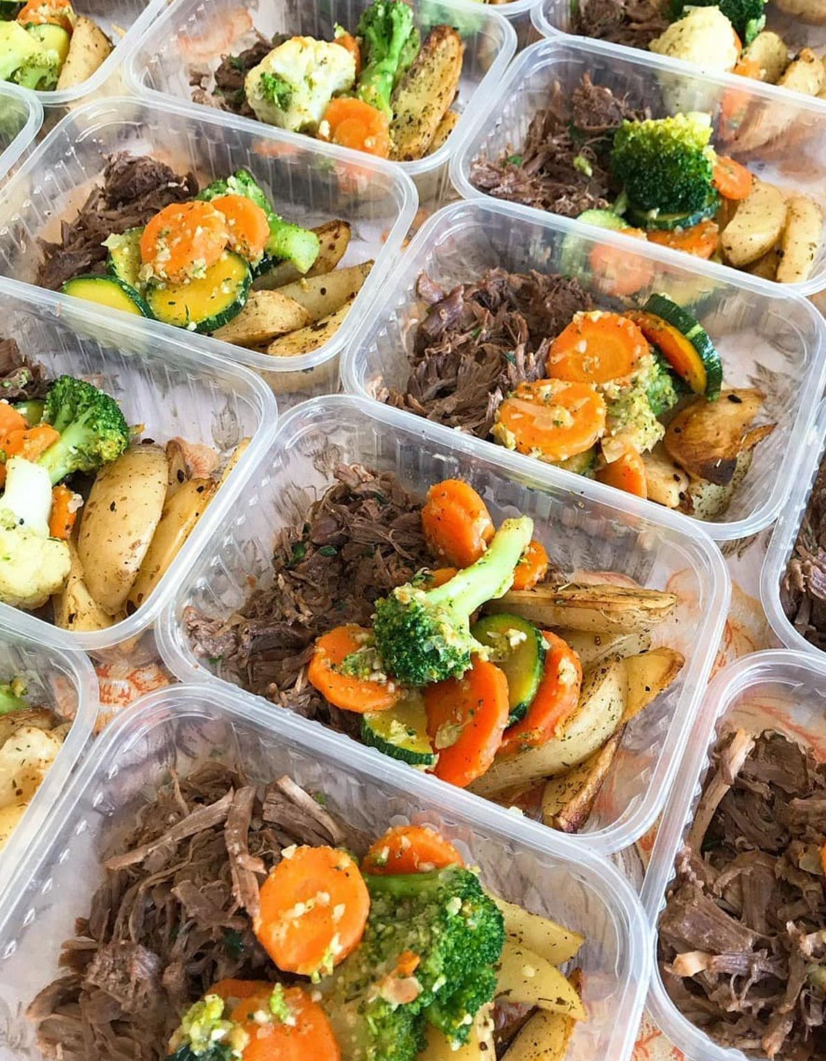 Carne desfiada com brocolis r e legumes