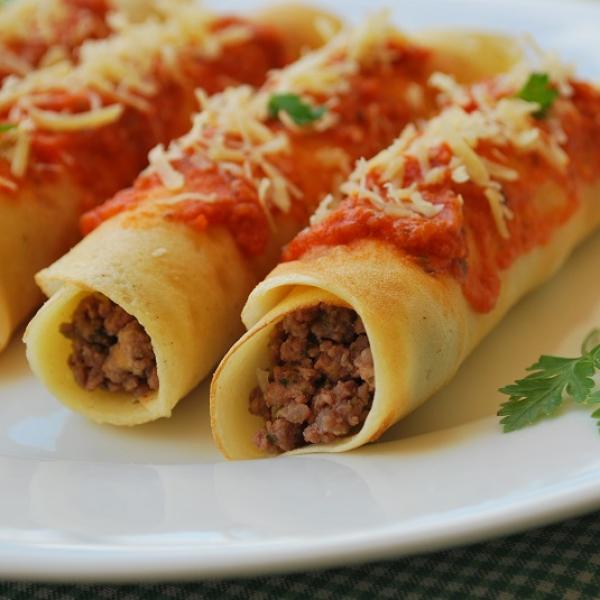 panqueca recheio de carne moída com molho e queijo