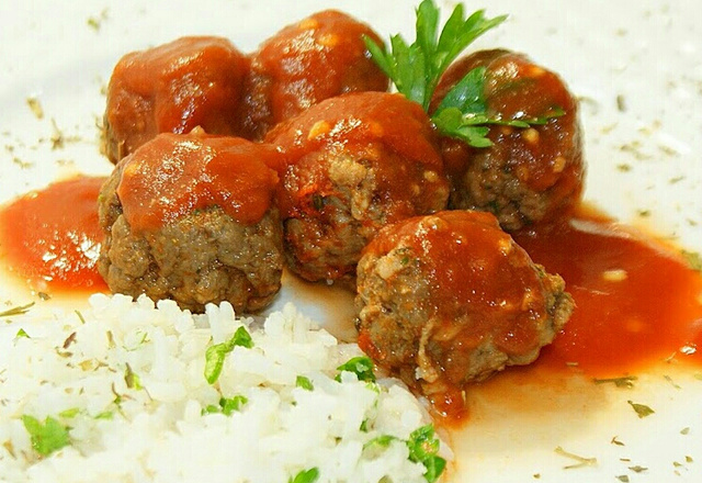 Almondegas com arroz branco ou integral