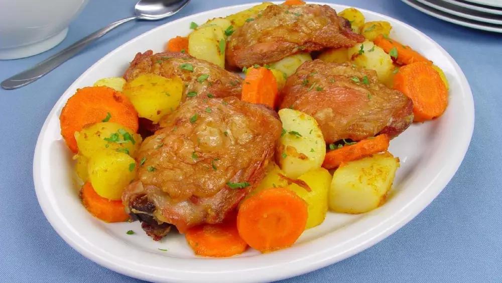 Sobrecoxa ao forno  mix de legumes ao forno