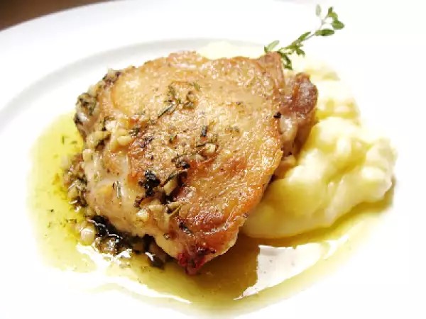 Sobrecoxa assada  e purê de batata inglesa ou doce