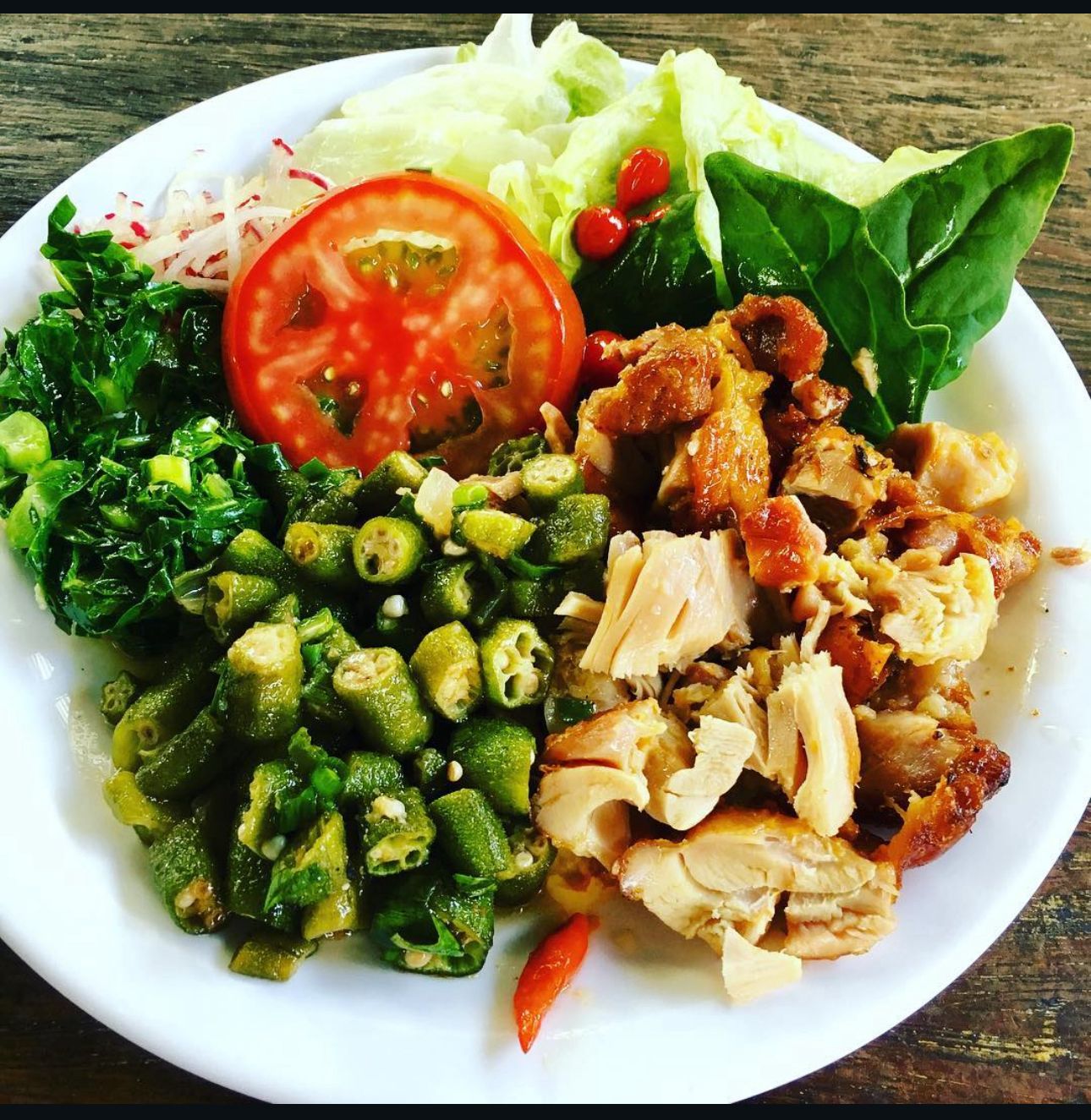 Sobrecoxa Desossada com quiabo  couve refogado  é salada