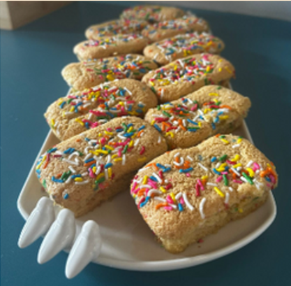 4 Mini bolinho de amêndoa com confeitos 