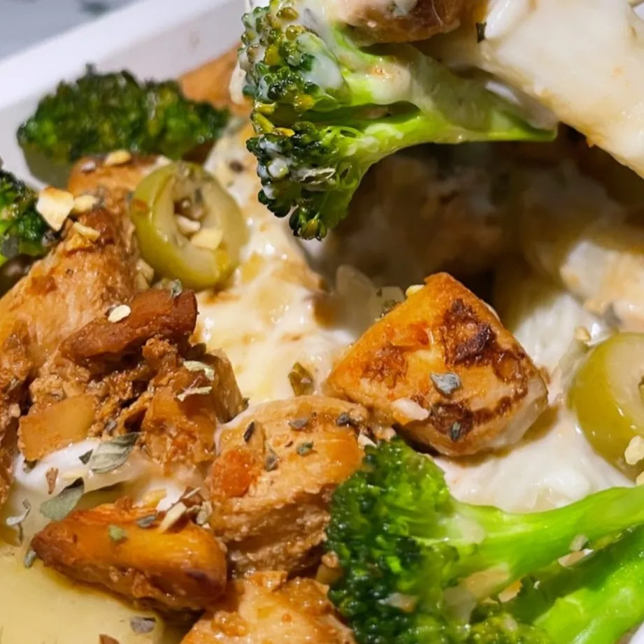 Penne com Frango em Cubos, Brócolis e Molho Branco Fit - 300g