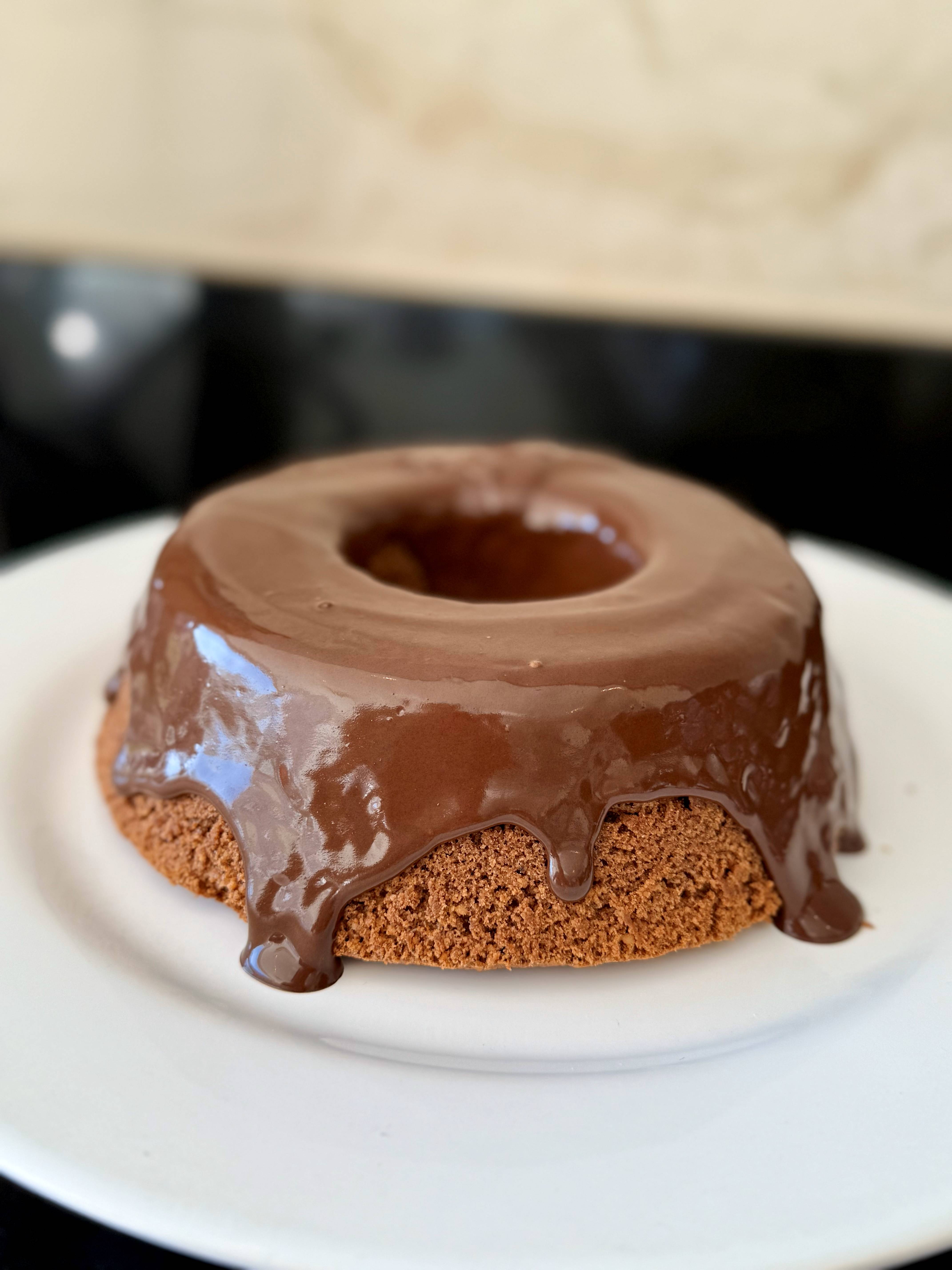 Bolo de chocolate com cobertura de chocolate